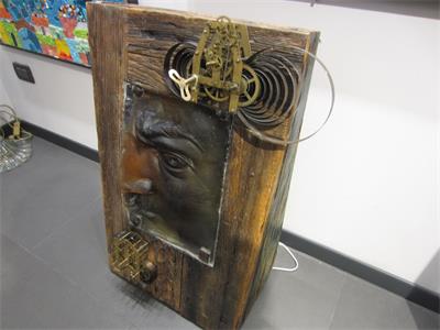 4/24-1- 01 scultura in legno invecchiato e parte in vetro raffigurante testa classica con meccanismi